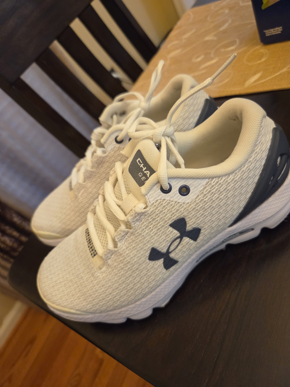 Under Armour Women White & Navy Lightweight Running Shoes Size 6.5